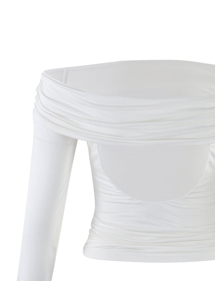The INDIANA TOP - WHITE by TIGERMIST is an exquisite off-the-shoulder long-sleeve blouse, showcasing a draped neckline and a fitted silhouette. Crafted from soft fabric with a slightly gathered texture around the shoulders, this top offers a seamless, elegant design perfect for any occasion.